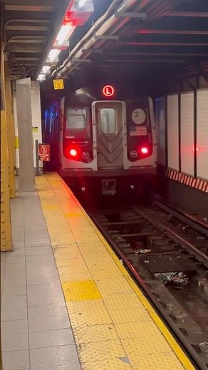 Canarsie bound R143 L train departing 14th St-Union Square