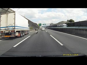 【ドラレコ】高速道路走行中に目の前のトラックがバースト【Driveman1080】
