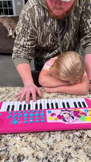 I’ve been trying to learn how to play the piano and my daughter brought her mini mouse piano out 🤣#fatherdaughter #piano #stilldre #fyp