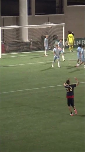 A set piece goal 😮 Felix Ewald puts Real Monarchs on the board!