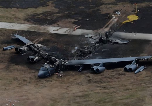 三十年前的空难镜头，B-52轰炸机坠毁现场火光冲天