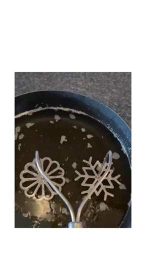 👁️ on Instagram: "The post shares a wordless video tutorial demonstrating the creation of intricate flower and snowflake-shaped rosette cookies using a metal mold dipped in batter and fried in oil, resulting in crispy, golden treats. Indonesian replies praise the neat designs and ease of the method, fueling 209 responses and 230 likes within hours, indicating viral appeal in regional food communities. Rosette cookies trace to Scandinavian and Asian traditions like achappam or buñuelos, where th