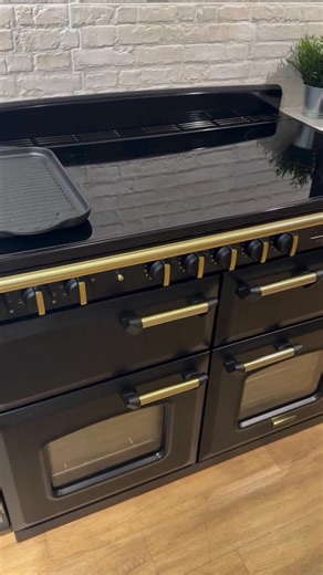 Meet the new and improved Rangemaster Classic Deluxe ✨ This side-by-side configuration is brand new for the Classic Deluxe, with the previous models taking on the asymmetrical layout of the OC configuration - which is still available, you just now get a choice! 🤩 Above this is a flexi-grill, with four grilling height positions, and alongside the main oven is a fanned second oven, with a dedicated slow cook cavity above this! Can you believe you get all of this cooking capability in one model - 