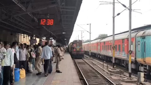 29 reactions | Sealdah - Balia train in placing at Sealdah Station. Sealdah division in action - managing crowds, ensuring safety, and assisting passengers every step of the way. Sealdah Station. #yatrisewa | Sealdah Division, Eastern Railway | Facebook