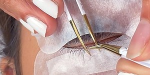 How bottom lash extensions are applied