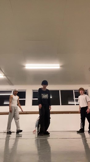 dis w/ @asa.h1234 @Buddy⚡️ @Max👹 dc: @carlowrush #popping #nz #dance #fyp