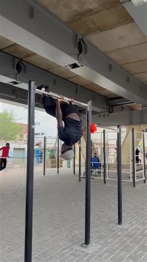 Kirikou _work out 💪 on Instagram: "Petit combo 🫵🏾muscl ups /front Level/ planche stradel / backs Level 🫵🏾🔥#calisthenics #teameiffage #sénégal #vidéosvirales #"