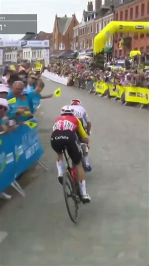 The MOST dramatic sprint of the year - and it wasn’t even for a stage win! 🫨💨