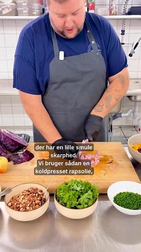 Mortens Aften i aften.✨ Vi giver dig inspiration til aftenens sunde indslag: vores rødkålssalat.🍊💜 En frisk, sprød klassiker. Perfekt som modspil til and og sauce. Opskrift: ¼ rødkål • 2 appelsiner • 2 æbler • 2 skalotteløg • 1 bundt purløg • 100 g grønkål 2 spsk grov sennep • saft af 2 citroner • 1 dl raps- eller olivenolie • et nip salt Topping: syltede tyttebær ristede mandler og hasselnødder 🌰 Sådan gør du: Snit rødkål og grønkål. Skær æbler og appelsiner i tern, hak løg og purløg fint. P