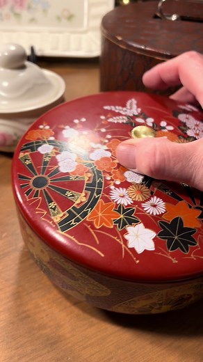What I got at the thrift store today: Pfaltzgraff Tea Rose-Pattern Sugar Bowl with Lid 4.25” Tall Round Stoneware Pfaltzgraff Tea Rose Pattern Heart Shaped Serving Bowl Made in USA 8.25” wide Pfaltzgraff Tea Rose Basket Weave Bread TrayServing Plate Platter Rectangular Vintage Japanese Lacquer Ware Floral and Fans Round Trinket Box/Jewelry Box Wood Poker Chip Caddy w/Poker Chips & Faux Alligator Cover Novelty Pattberg NY #thriftstorefinds #thrifting #thrifter #thriftfinds #thrifted #vintage #thr