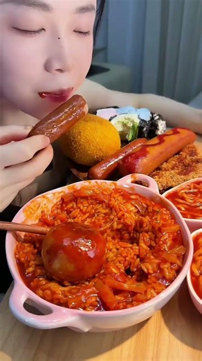 发10包,我吃的2包,细面也很劲道,辣酱偏咸口,甜味不明显,中辣,口感更中式,这款可以泡可以煮 #白象 #火鸡面 #短视频带货王