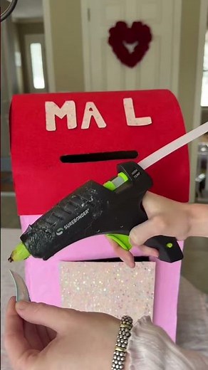 love letters mailbox for the GIRLS 📫💘💘 #valentinesdiy #craftymom #valentinesbox #feltcraft #crafty