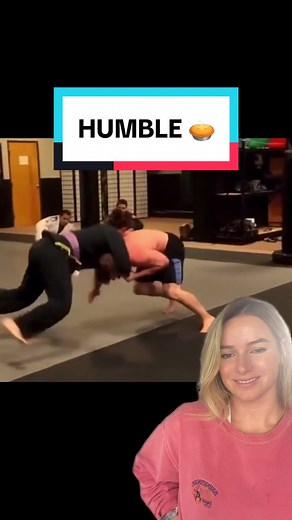 A bodybuilder walked into a jui jitsu gym to pick a fight and got served a sweet piece of humble pie 🥧 Love seeing badass woman 💪🏼 . #bjj #jiujitsu #ufc #mma #women #selfdefense #fyp #foryou