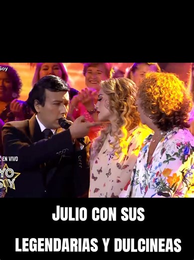 Julio Iglesias (Marco Hurtado) canta