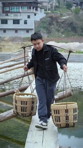 Bending over and soaking for a long time with legs wrapped in mud and water is not difficu