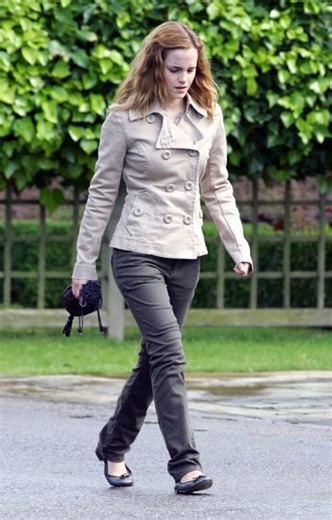 In the mid-2010s, Emma Watson stepped beyond fame and into global impact with her powerful HeForShe speech at the United Nations. Inviting men to support gender equality, she showed that real change comes from building bridges, not divisions. Her journey from Hermione Granger to UN Women Goodwill Ambassador taught young people that fame is only a tool—what matters is how you use it. Despite early success, she chose education at Brown University and used her platform to uplift others. From promot