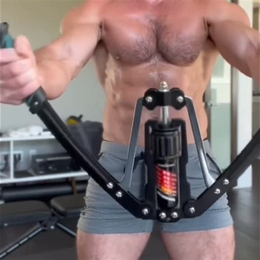 Нямате време и ви липсва лесен начин да тренирате горната част на тялото си у дома? ⏱️💪 Този регулируем тренажор за ръце е лесно решение: съпротивление 10-200 кг, за да съответства на вашето ниво, плюс ергономична, неплъзгаща се дръжка за безопасни повторения. Преносим и сгъваем за лесно съхранение. Спестете -40% 🛒👉 shop.s-mania.com/l6/bg/powertwist | Fox Shop