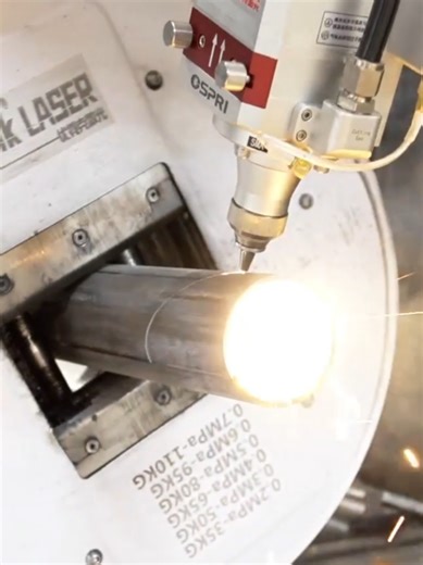 Laser Head Dancing? 💃 Why is the head moving like that? Because standard cutting can't handle complex joints. This is 5-Axis intelligence. 🧠⚡️ But the real flex? Wait for the wiring shot. 00:07 👀 Most factories keep the cabinet closed. We show you everything. Clean wiring = Reliable machine. ✅ Get the full specs from the link in bio! #yoniklaser #cablemanagement #wiringporn #5axis #lasercutting #machinequality #engineering #manufacturing