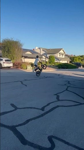 rad runner 2 wheelies on combos#wheelie #ebike #rad #whitegirlmusic