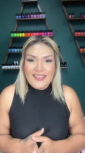 La propuesta del color del año, cambia año con año Pantone ya no es la única empresa de color que tiene impacto en la industria de la moda y de la belleza, esta nos propone el Blanco Suave y ligero. Por otro lado existen otras empresas que proponen nuevos colores, como el morado rojizo y el verde azulado Qué opinas, cuál de estos es tu favorito?? #nails #manicure #colordelaño #pantonecoloroftheyear | Vero Ramirez