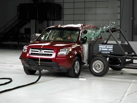 2006 Honda Pilot side IIHS crash test