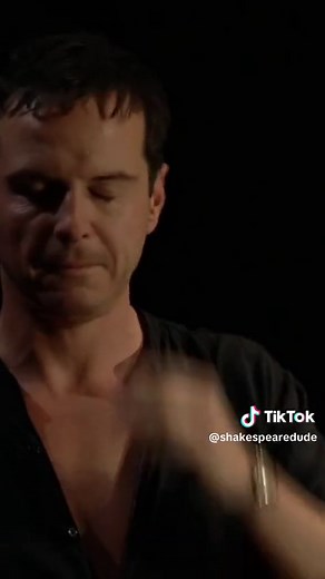 Act II Scene 2 of Almeida Theatre’s 2017 Production of Hamlet with Andrew Scott | Theater Magic