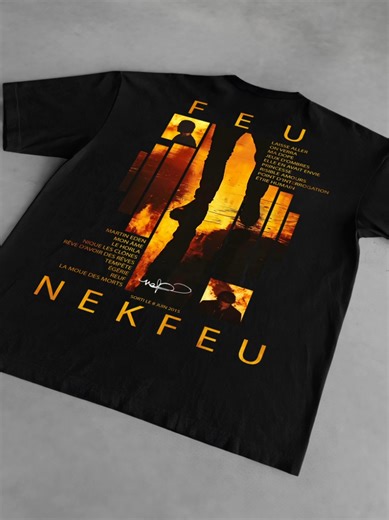 Concept merch pour l’album *Feu* Sorti le 8 juin 2015, *Feu* marque l’entrée officielle de Nekfeu dans le paysage du rap français en solo. Après l’effervescence collective de 1995, L’Entourage ou S-Crew, cet album agit comme une prise de parole personnelle. Plus intime, plus construit, plus assumé. *Feu* n’est pas une démonstration de force gratuite. C’est un projet d’équilibre entre introspection et ambition. Nekfeu y explore le doute, la pression, la quête de sens, mais aussi la détermination 