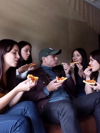 comiendo pizza | Monk Gonzalez