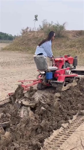 Máy cày đất bánh xích đa năng #dienmaynongnghiep #mayxoidat #maycay #nhanong #nongdan