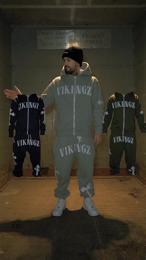 Nouveau drop OMERTA 🩶 4 nouvelles couleurs. Même coupe, même qualité premium signée Les Vikingz. Reste discret, reste vrai — l’Omerta, c’est un mode de vie. Disponible maintenant sur lesvikingz.com 🧊 #LesVikingz #OmertaDrop #StreetwearQuébec #LVFamily | Lv les vikings