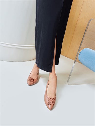 ตำนานความนุ่ม is officially back. 😍❤️ รองเท้าส้นไม้ทรงเตารีดที่เก๋ที่สุด!! กลับมาพร้อมเสิร์ฟสาวๆ La Bella แล้ววันนี้ #สวยจนใจสั่น เลือกไม่ถูกทุกสีจริงๆ ✨ GISELA WEDGE PRICE : 3,290 B. SIZE : 35-42 #รองเท้าหนังแกะ #รองเท้าLabella #Labella #Labellasoftshoes #Labellashoes