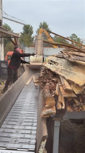Commercial timber mill operating with an industrial wood chipper. This video shows a heavy-duty wood chipper machine processing logs during real factory production. In this footage: commercial wood chipper timber mill machinery industrial log processing system wood chip production equipment sawmill factory operation Large raw logs move through a high-capacity wood chipper as part of standard timber mill workflow. The equipment shown is commonly used in lumber production and forestry processing p