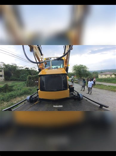 Off loading a backhoe out of a shipping container...pt 1 of 2#slowdownmoveover #wrecker #towlife #rollback #backhoe