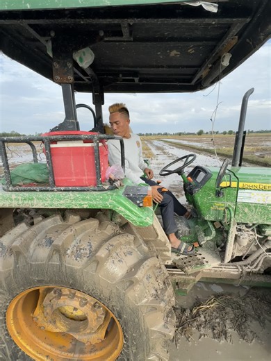 វាយដីយកលុយទិញប្រេង🤣🚜🥹#johndeere #ត្រាក់ទ័រចនឌារតាកែវ #ក្រមុំចនឌារ❤️