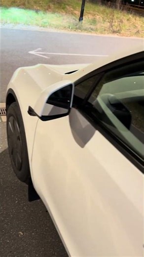 Tesla Model Y Standard beim Laden in der Nacht am Audi Charging Hub ⚡🌙