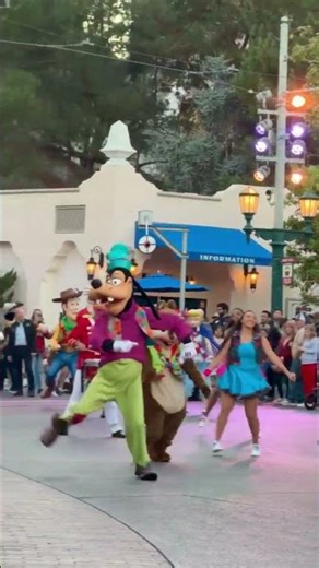 Disneyland Mickey Mouse Parade cute disney characters dancing #disneyland #travel #disney