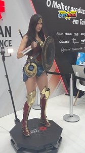 Bastidores vs Resultado Final!! 🙅🏻‍♀️🛡️ Behind the scenes vs Final Result!!🙅🏻‍♀️🛡️ #backstage #wonderwoman #galgadot #mulhermaravilha #cosplay #dccomics #geek | Suyanne Maia