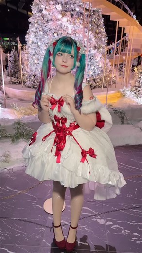 Saya Scarlet on Instagram: "Christmas dress 🎄❄️ #Christmas #dance #merrychristmas"