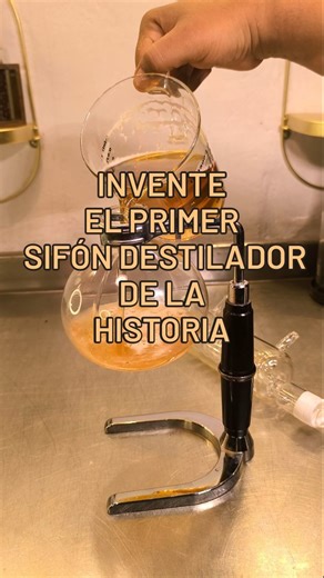Andy Fermenta y Cocina on Instagram: "🔬🔥 Destilación de alcohol: ciencia, tradición y seguridad 🔥🔬 La destilación es un arte milenario que permite separar el alcohol del agua y otros componentes mediante el calor. Es la base de bebidas como el whisky, ron, vodka y aguardiente artesanal. Sin embargo, no es un proceso para tomarse a la ligera. Si decides destilar en casa, recuerda: ⚠️ Precauciones importantes: Usa materiales aptos para alimentos (inoxidable, cobre, vidrio de laboratorio). Cont