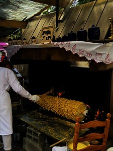 1.2M views · 5K reactions | Le feu crépite, la pâte tourne lentement, et une douce odeur sucrée envahit les rues d’Arreau… chaque année la fête du gâteau à la broche fait le bonheur des gourmands !   : Pyrénées 2 Vallées | Hautes Pyrénées | Facebook