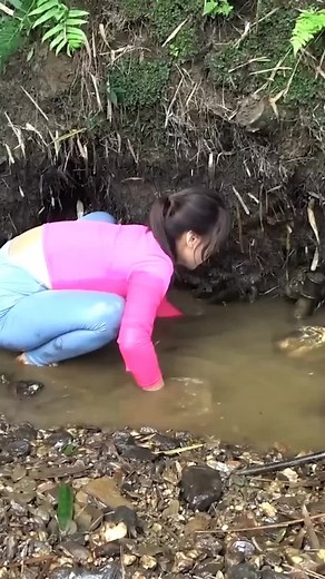 Full Video: Skills Catch Big Fish, Lure Fish Into The Tiny Pond, Used a Pump Suck Up All The Water