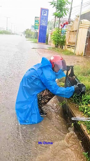 Pick Up Garbage On Flow Culvert Drain #shorts #satisfying #street #uncloggingdrains