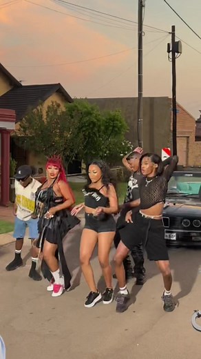 Mrs mphela is cooking something gor yall.! Hope you ready!💋💋