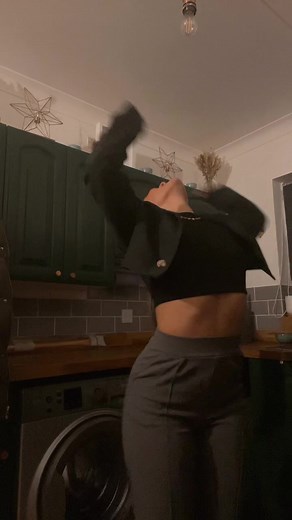 how to people do tiktok dances & not look awkward ???🥸