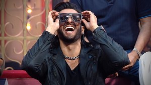 1.7M views · 10K reactions | फ़िनाले वीकेंड में देखिए कैसे किए हैं हमारे होस्ट्स ने रणवीर सिंह के साथ मज़े! देखिए #KhatroKeKhiladi 16 सितम्बर सुबह 10 बजे सिर्फ़ #ColorsRishtey पर। | Colors Rishtey | Facebook