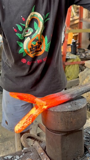 The blacksmithing technique of forming an anchor is very beautiful