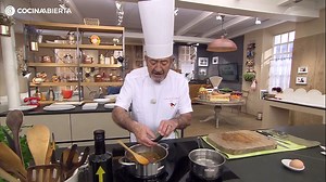 Karlos Arguiñano elabora unas deliciosas empanadillas caseras rellenas de huevo, bonito y aceitunas, ¡qué delicia! Lo acompaña con salsa de tomate y pimientos asados 😋 ✅ Ingredientes(4 personas): 20 obleas para empanadillas 2 huevos 8 aceitunas verdes 150 g de bonito en aceite 850 g de tomate en conserva 2 pimientos morrones 1 pimiento verde 1 cebolleta 3 dientes de ajo aceite de oliva virgen extra sal azúcar perejil | hogarmania