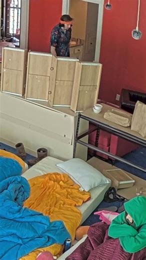 I just realized, does this nigga pretend to pick something up from under his pillow to have an excuse as to why he was going there? He legit just picks up nothing even doing an action of placing it into his other hand.#fishtanklive