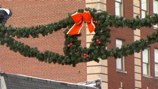 Henderson goes Hollywood: Filming underway for 'Happy Holly Day'