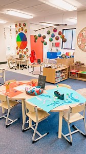 Provocations can be entirely simple and still be incredibly effective💫 This classroom pre kindergarten arrangement is a perfect example. ⭐️ Items found in nature displayed differently for little ones to explore and encourage mark making. ⭐️ Regular building materials for building under the table. ⭐️ Open ended contributions about what they knew about under the sea, starting with blank cardboard (this was day 2). ⭐️ Discarded keyboards added to encourage learners to practise and learn the letter